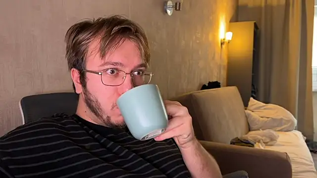 Snapshot of kiopiggy chatting on 11-04-25, 06:45 kiopiggy online show from 11-04-25, 06:45