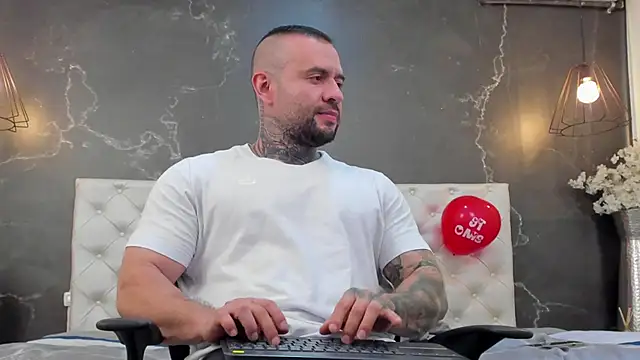 Snapshot of BruceDallas chatting on 02-15-25, 02:37 BruceDallas online show from 02-15-25, 02:37