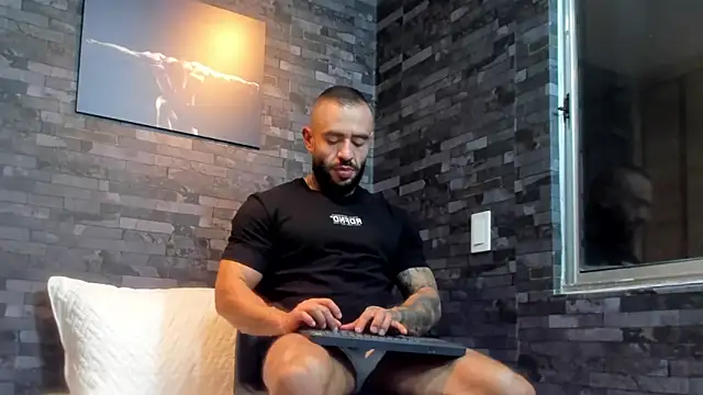 Snapshot of BruceDallas chatting on 10-12-25, 11:26 BruceDallas online show from 10-12-25, 11:26