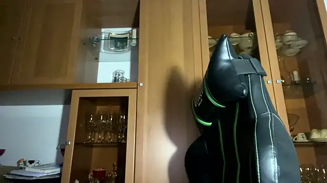 Snapshot of Hank_04 chatting on 12-15-24, 12:07 Hank 04 online show from 12-15-24, 12:07