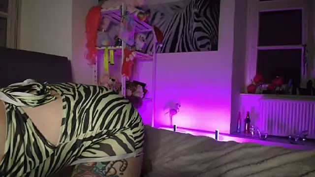 Snapshot of PinkHurricaneOfficial chatting on 03-21-25, 06:29 PinkHurricaneOfficial online show from 03-21-25, 06:29