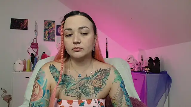 Snapshot of PinkHurricaneOfficial chatting on 09-13-25, 03:23 PinkHurricaneOfficial online show from 09-13-25, 03:23