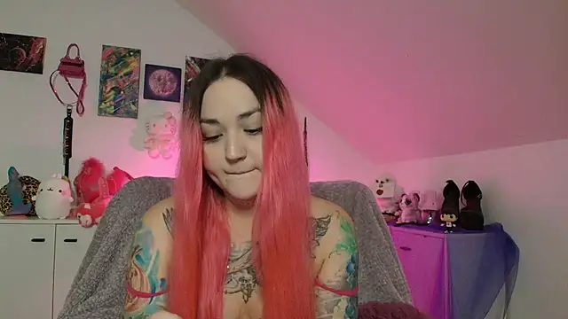 Snapshot of PinkHurricaneOfficial chatting on 09-26-25, 08:02 PinkHurricaneOfficial online show from 09-26-25, 08:02