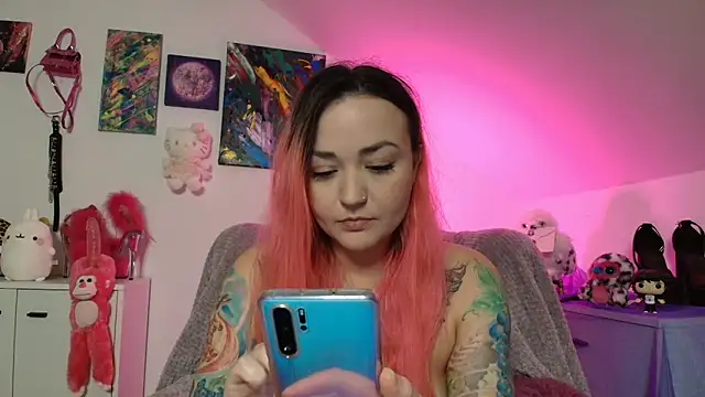 Snapshot of PinkHurricaneOfficial chatting on 10-18-25, 03:57 PinkHurricaneOfficial online show from 10-18-25, 03:57