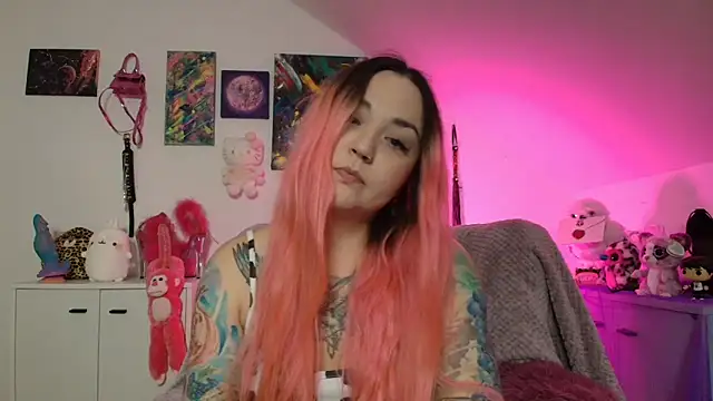 Snapshot of PinkHurricaneOfficial chatting on 10-31-25, 09:38 PinkHurricaneOfficial online show from 10-31-25, 09:38