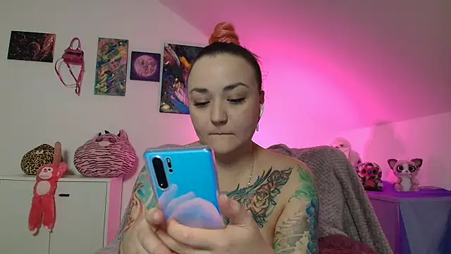 Snapshot of PinkHurricaneOfficial chatting on 11-16-25, 08:14 PinkHurricaneOfficial online show from 11-16-25, 08:14