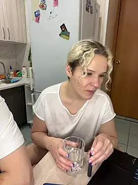 Snapshot of MrMrsRight chatting on 02-06-25, 08:02 MrMrsRight online show from 02-06-25, 08:02