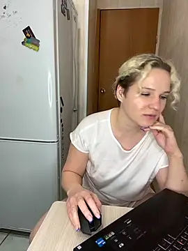 Snapshot of MrMrsRight chatting on 02-06-25, 11:04 MrMrsRight online show from 02-06-25, 11:04