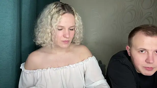 Snapshot of MrMrsRight chatting on 02-14-25, 07:23 MrMrsRight online show from 02-14-25, 07:23