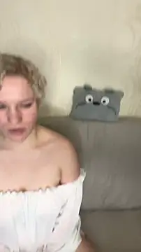 Snapshot of MrMrsRight chatting on 03-13-25, 05:18 MrMrsRight online show from 03-13-25, 05:18