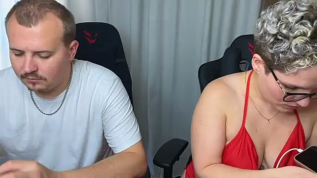 Snapshot of MrMrsRight chatting on 09-16-25, 06:58 MrMrsRight online show from 09-16-25, 06:58