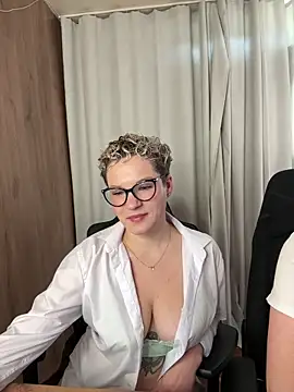 Snapshot of MrMrsRight chatting on 09-18-25, 08:05 MrMrsRight online show from 09-18-25, 08:05