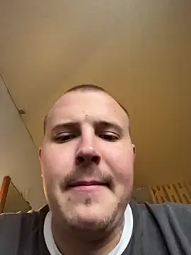 Snapshot of MrMrsRight chatting on 10-31-25, 07:09 MrMrsRight online show from 10-31-25, 07:09