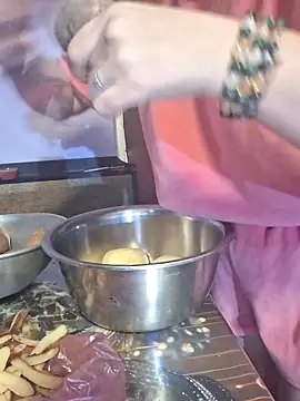 Snapshot of _Kitti_ chatting on 11-18-25, 03:38 Kitti online show from 11-18-25, 03:38