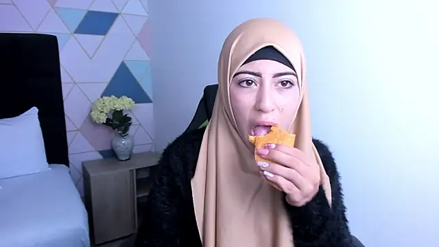 Snapshot of chaymae_nah_ chatting on 01-21-25, 12:18 chaymae nah online show from 01-21-25, 12:18