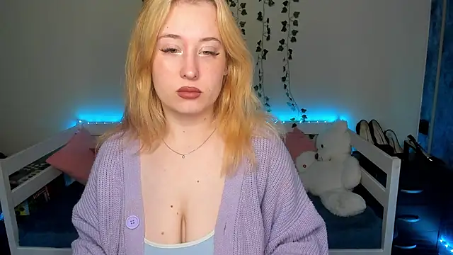 Emily Gin online show from 10-08-25, 02:42