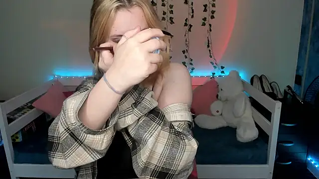 Emily Gin online show from 10-10-25, 02:43