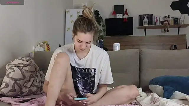 Girl alone home online show from 01-25-25, 02:15