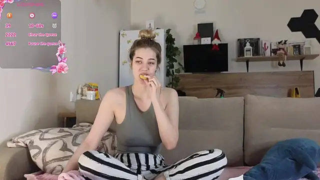 Girl alone home online show from 01-29-25, 03:15