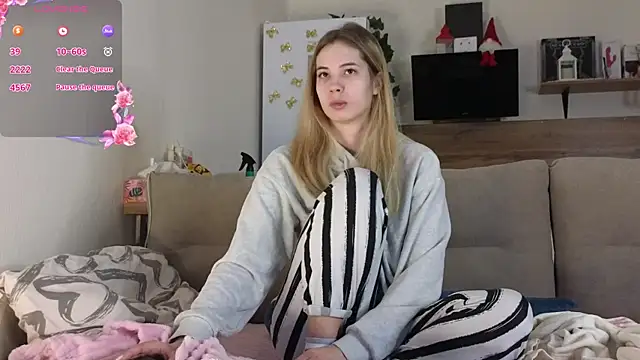 Girl alone home online show from 02-08-25, 01:43