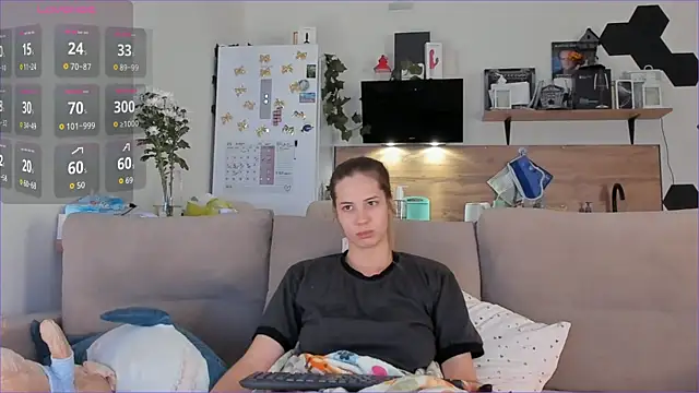 Snapshot of Girl_alone_home chatting on 10-18-25, 04:15 Girl alone home online show from 10-18-25, 04:15