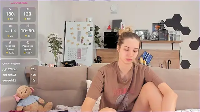 Snapshot of Girl_alone_home chatting on 10-25-25, 04:09 Girl alone home online show from 10-25-25, 04:09