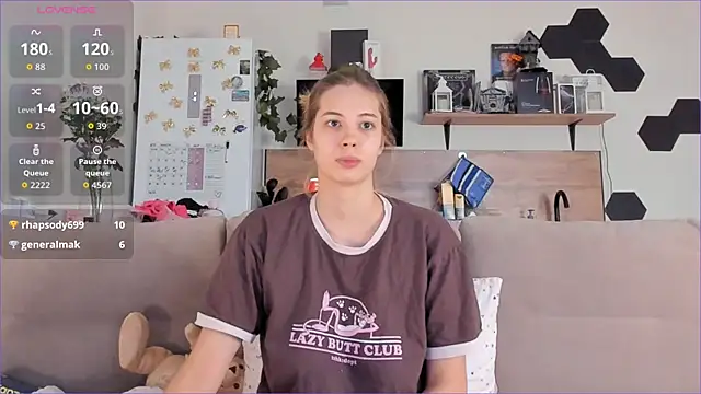 Snapshot of Girl_alone_home chatting on 10-27-25, 04:27 Girl alone home online show from 10-27-25, 04:27