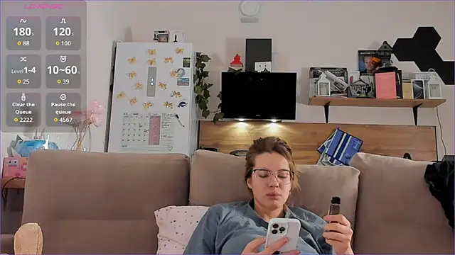 Snapshot of Girl_alone_home chatting on 11-20-25, 03:39 Girl alone home online show from 11-20-25, 03:39