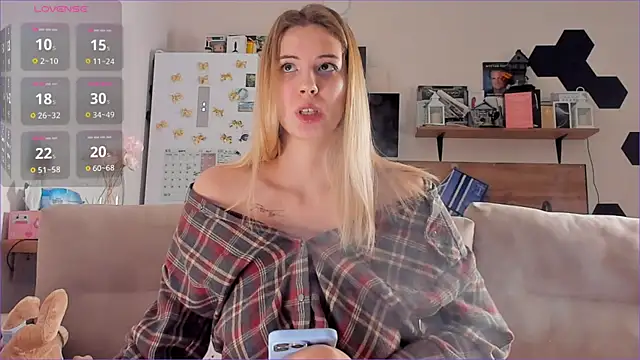 Snapshot of Girl_alone_home chatting on 11-20-25, 03:45 Girl alone home online show from 11-20-25, 03:45