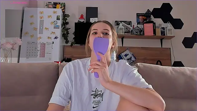 Snapshot of Girl_alone_home chatting on 11-21-25, 03:54 Girl alone home online show from 11-21-25, 03:54