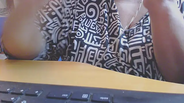 Snapshot of bbwxxx70 chatting on 09-30-25, 04:06 bbwxxx70 online show from 09-30-25, 04:06