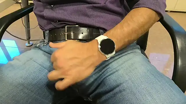 Snapshot of alessandroman2114 chatting on 10-08-25, 04:37 alessandroman2114 online show from 10-08-25, 04:37