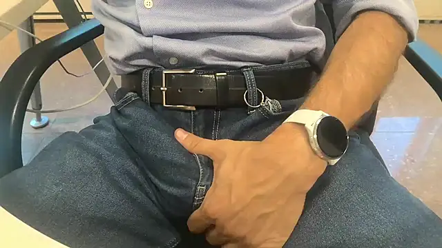 Snapshot of alessandroman2114 chatting on 10-15-25, 04:07 alessandroman2114 online show from 10-15-25, 04:07