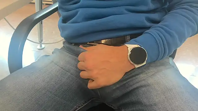 Snapshot of alessandroman2114 chatting on 10-29-25, 11:45 alessandroman2114 online show from 10-29-25, 11:45