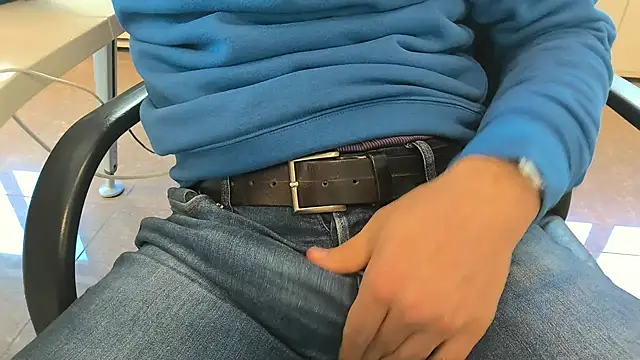 Snapshot of alessandroman2114 chatting on 11-06-25, 11:33 alessandroman2114 online show from 11-06-25, 11:33