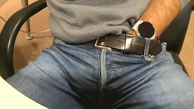 Snapshot of alessandroman2114 chatting on 11-11-25, 05:13 alessandroman2114 online show from 11-11-25, 05:13