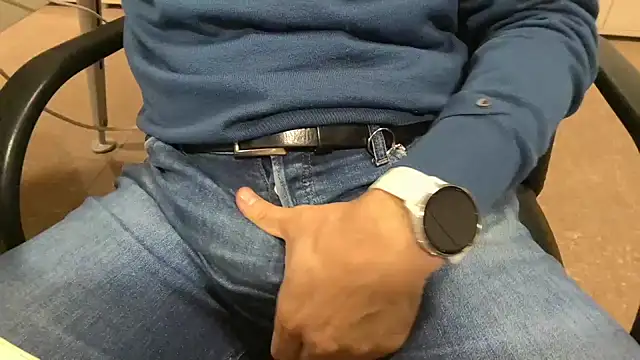 Snapshot of alessandroman2114 chatting on 11-18-25, 05:39 alessandroman2114 online show from 11-18-25, 05:39