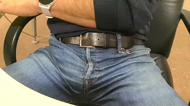 Snapshot of alessandroman2114 chatting on 11-27-25, 05:04 alessandroman2114 online show from 11-27-25, 05:04