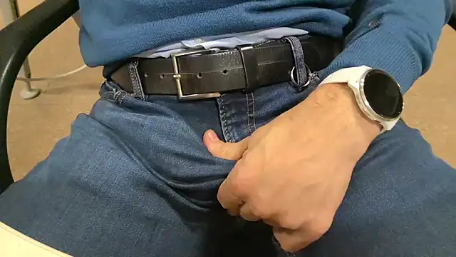 Snapshot of alessandroman2114 chatting on 12-01-25, 05:29 alessandroman2114 online show from 12-01-25, 05:29