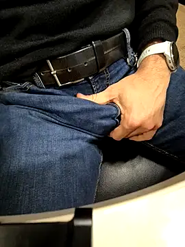 Snapshot of alessandroman2114 chatting on 12-17-25, 05:52 alessandroman2114 online show from 12-17-25, 05:52