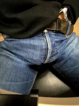 Snapshot of alessandroman2114 chatting on 12-22-25, 05:21 alessandroman2114 online show from 12-22-25, 05:21