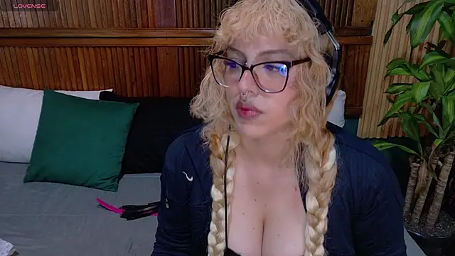 Snapshot of Eli666uwu chatting on 10-14-25, 09:48 Eli666uwu online show from 10-14-25, 09:48