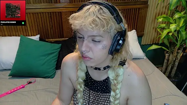 Snapshot of Eli666uwu chatting on 10-16-25, 12:33 Eli666uwu online show from 10-16-25, 12:33