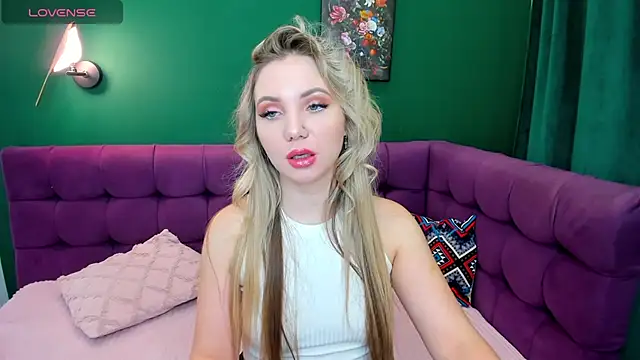 Snapshot of EvaMoran chatting on 10-12-25, 01:37 EvaMoran online show from 10-12-25, 01:37