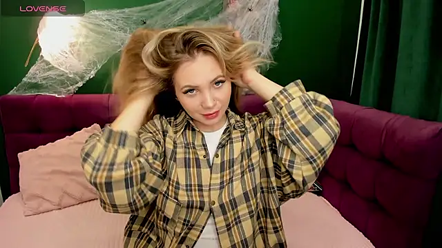 Snapshot of EvaMoran chatting on 10-24-25, 01:46 EvaMoran online show from 10-24-25, 01:46