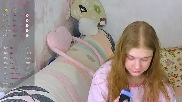 Snapshot of TrissMerigold9 chatting on 12-18-25, 08:42 TrissMerigold9 online show from 12-18-25, 08:42