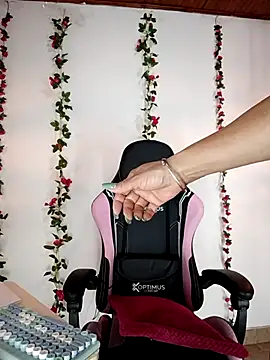 Snapshot of ariana_lavoie- chatting on 10-23-25, 08:51 ariana lavoie- online show from 10-23-25, 08:51