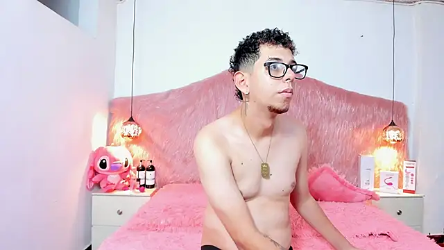 Derek and Skarlet online show from 12-05-25, 06:37