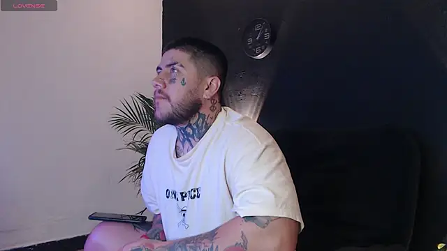 Snapshot of Ash_gusbig chatting on 02-13-25, 03:07 Ash gusbig online show from 02-13-25, 03:07