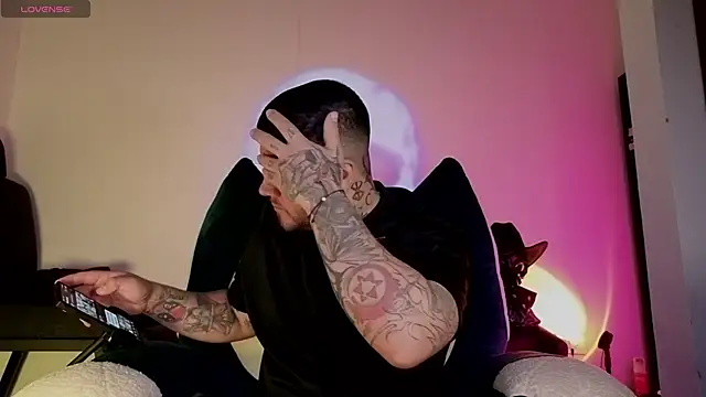 Snapshot of Ash_gusbig chatting on 11-13-25, 04:00 Ash gusbig online show from 11-13-25, 04:00